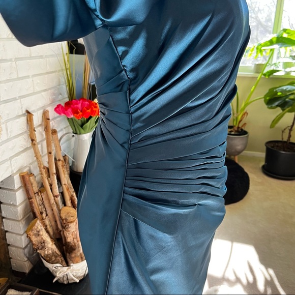 Stunning Backless Satin dress - Picture 5 of 11